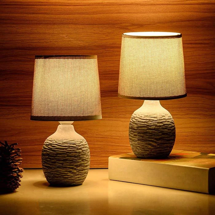 Schreibtischlampe BRUBAKER Grau, Leinen-Schirm, Steingut-Standfuß, 2 Stück 2 Schreibtischlampe BRUBAKER Grau, Leinen-Schirm, Steingut-Standfuß, 2 Stück – Bild 2